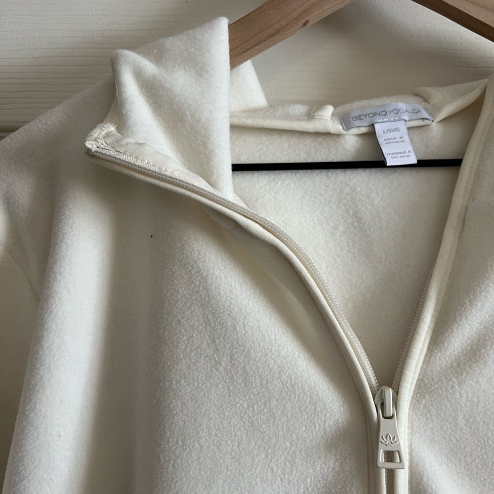 Beyond Yoga Ivory Fleece Pullover - Picture 4 of 5